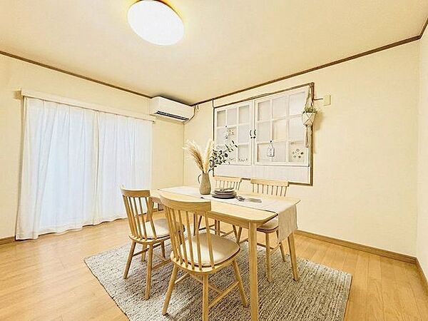 ～リビング～開口部から明るい日差しが入ってきますので快適な環境でお過ごしいただけます♪※本写真はＣＧ加工をしており、販売価格・販売物件には家具、照明、その他小物類は含まれておりません。