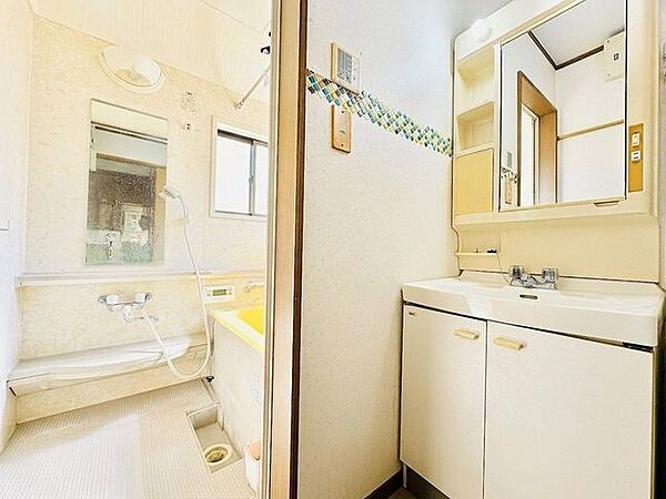 ～洗面所～洗面台は鏡裏にも収納を確保しておりますので生活用品を便利に収納できます♪