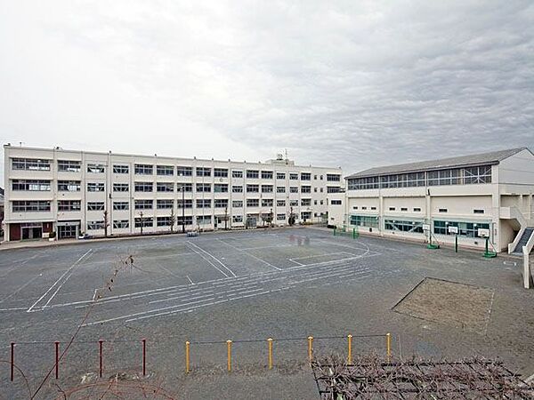 横浜市立笹野台小学校 徒歩3分。 200m