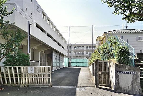 横浜市立岩崎中学校 徒歩13分。 1000m
