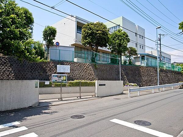 横浜市立上白根小学校 徒歩3分。 250m