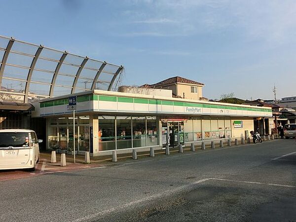 ファミリーマート戸塚PA店 徒歩11分。 840m