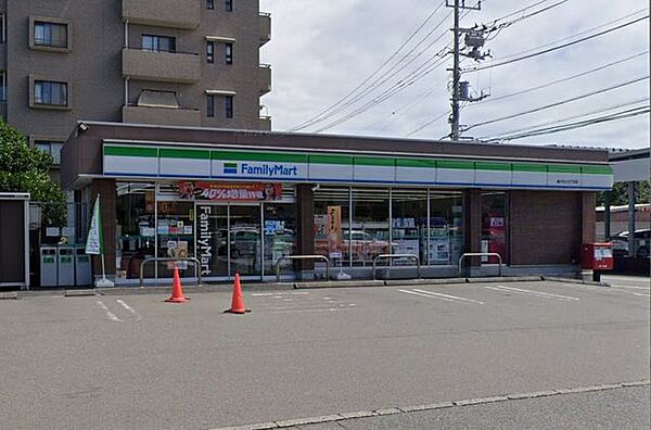 ファミリーマート藤沢石川五丁目店 徒歩10分。 740m