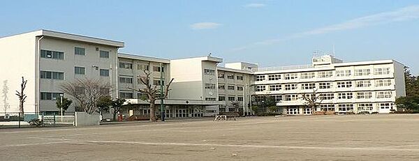 綾瀬市立土棚小学校 徒歩12分。 950m