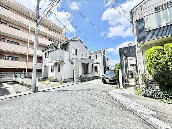 前面道路含む外観