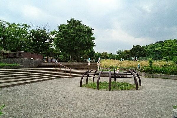 上品濃公園 徒歩6分。 410m