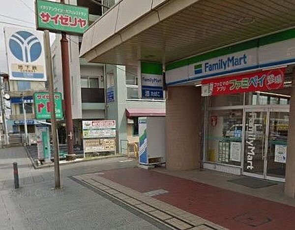 ファミリーマート横浜立場駅店 徒歩10分。 750m