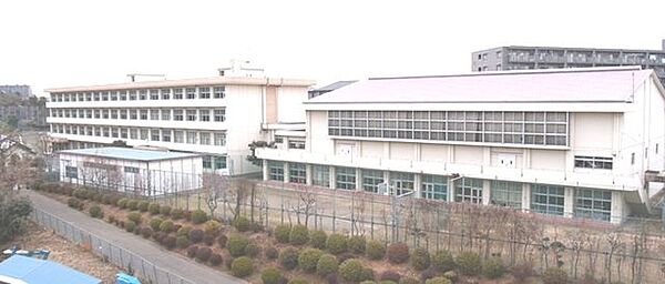 綾瀬市立北の台中学校 徒歩9分。 710m