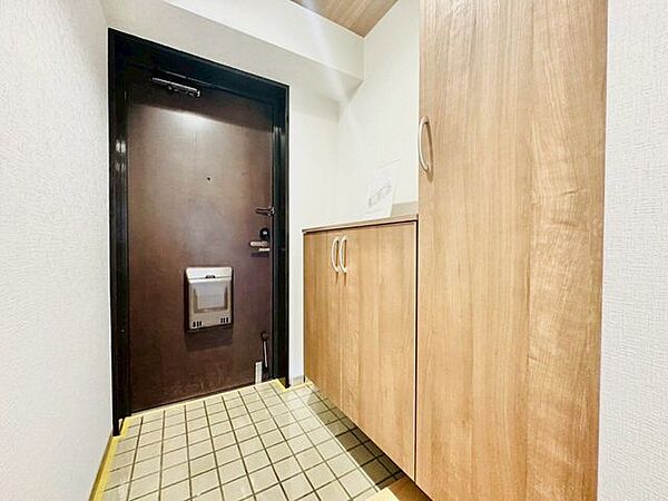玄関にはご家族の靴をたっぷり収納できるシューズボックスをご用意。玄関先を綺麗に保てます。お家の顔である玄関をすっきりと見せることで、お招きしたゲストにも好印象を与える、明るく爽やかな空間です。