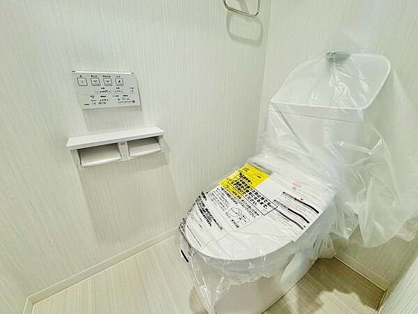 明るくて清潔感のあるトイレスペース。毎日何度も使う場所だからこそ、ホッと落ち着けるインテリアにこだわりました。白を基調とした爽やかな空間が、日々の暮らしの中にさりげない癒やしのひと時をもたらします