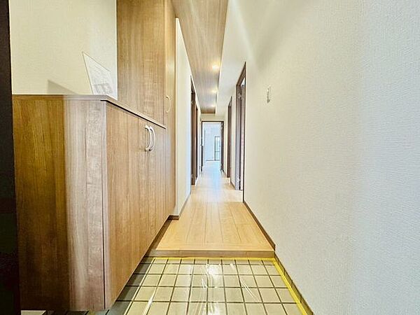 玄関にはご家族の靴をたっぷり収納できるシューズボックスをご用意。玄関先を綺麗に保てます。お家の顔である玄関をすっきりと見せることで、お招きしたゲストにも好印象を与える、明るく爽やかな空間です。