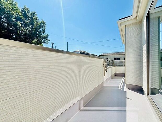 南向きのバルコニーには遮られることなく日差しが降り注ぎます。