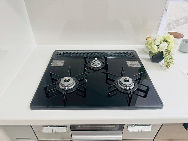 使いやすい3口コンロでお料理の時間がより楽しくなりそうです。汁物、炒め物、煮込み料理を同時に進められるため、夕食の準備もスピードアップ！忙しい毎日でも、手際よく美味しいお料理が完成します。