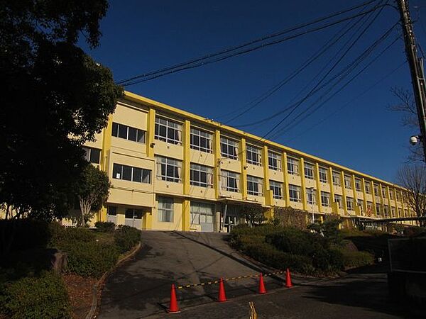 瀬戸市立水南小学校 900m