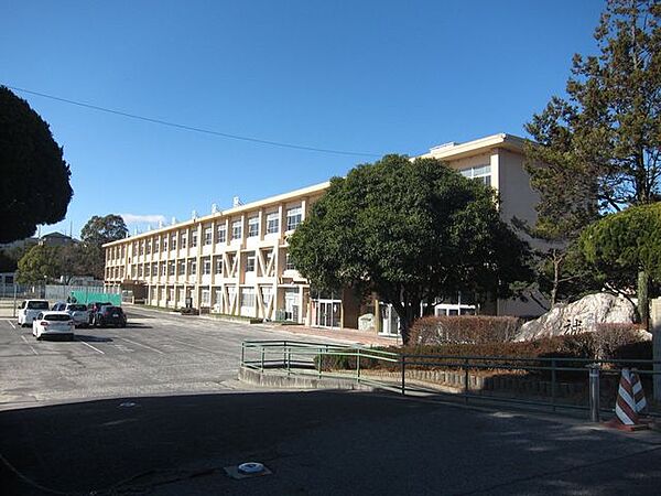 瀬戸市立南山中学校 550m