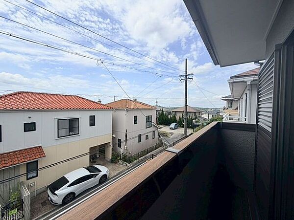 太陽の光がたっぷり降り注ぐ、開放的なバルコニー。遮るもののない日当たりと通風で、毎日のお洗濯物や大きなお布団もカラッと気持ちよく乾きます。清々しい青空を見上げながら家事も楽しくこなせそう♪