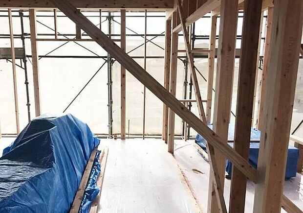 木造軸組工法は土台、柱、梁などの骨格を木の軸で造る工法で、1000年以上改良・発達を繰り返してきました。接合部には補強金物を取り付け床には構造用合板を使用するなど、強い耐震性・耐久性を発揮しています。