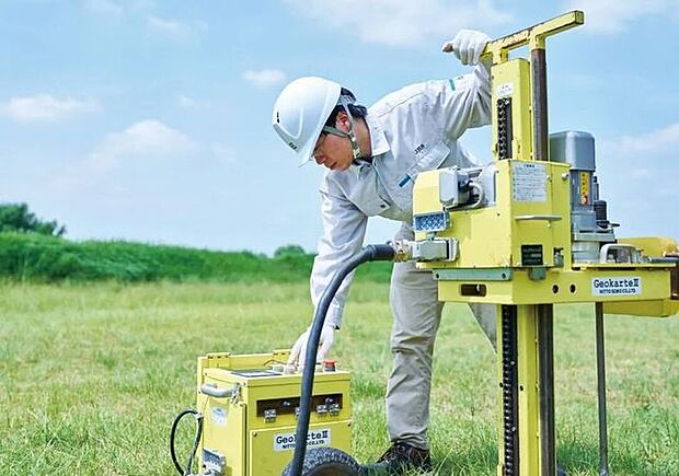 基礎着工前に地盤調査を行っています。調査結果を元に必要な地盤補強等を実施し、不同沈下しないよう対策をとっております。万が一不同沈下による損害があった場合でも地盤調査会社による保証があるため安心です