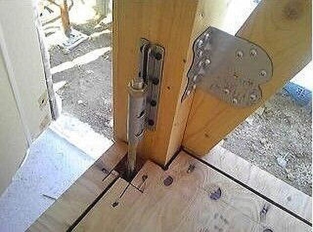 住宅には耐力壁と呼ばれる地震や風の力に耐える壁が存在します。それぞれに対して金物を用いて緊結します。またそれら壁に対し引き抜き力に抵抗する金物も取り付けております。
