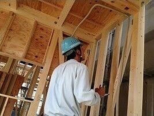 屋根が出来上がり、構造金物や耐力壁・防水等の工事が終わると中間検査になります。法令検査はもちろん、基礎同様専門の係員と工事監督がチェックします。