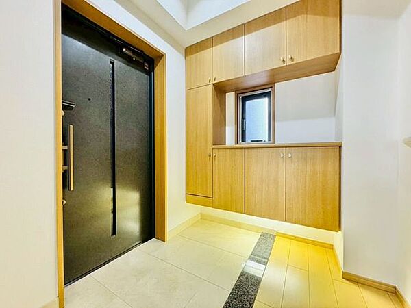 玄関にはご家族の靴をたっぷり収納できるシューズボックスをご用意。玄関先を綺麗に保てます。お家の顔である玄関をすっきりと見せることで、お招きしたゲストにも好印象を与える、明るく爽やかな空間です。