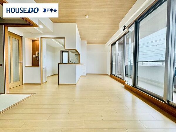 南向きのリビングは陽当たりも良く、室内の隅々まで明るい光が差し込みます。心地よい開放感に包まれながら、家族の笑顔が自然とあふれるかけがえのない団らんのひと時をゆったりとお過ごしいただけます。