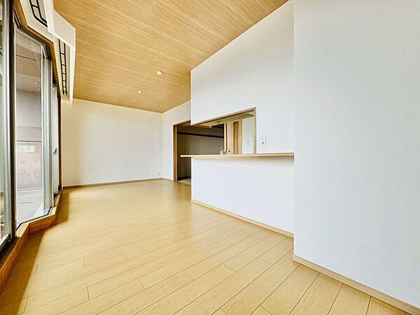 南向きのリビングは陽当たりも良く、室内の隅々まで明るい光が差し込みます。心地よい開放感に包まれながら、家族の笑顔が自然とあふれるかけがえのない団らんのひと時をゆったりとお過ごしいただけます。