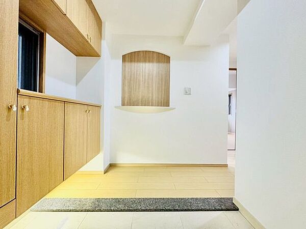 玄関にはご家族の靴をたっぷり収納できるシューズボックスをご用意。玄関先を綺麗に保てます。お家の顔である玄関をすっきりと見せることで、お招きしたゲストにも好印象を与える、明るく爽やかな空間です。