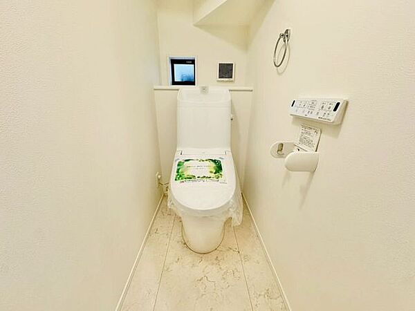 明るくて清潔感のあるトイレスペース。毎日何度も使う場所だからこそ、ホッと落ち着けるインテリアにこだわりました。白を基調とした爽やかな空間が、日々の暮らしの中にさりげない癒やしのひと時をもたらします