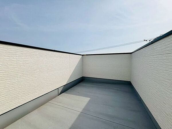 太陽の光がたっぷり降り注ぐ、開放的なバルコニー。遮るもののない日当たりと通風で、毎日のお洗濯物や大きなお布団もカラッと気持ちよく乾きます。清々しい青空を見上げながら家事も楽しくこなせそう♪