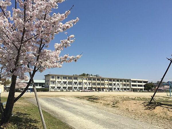 瀬戸市立東山小学校 890m