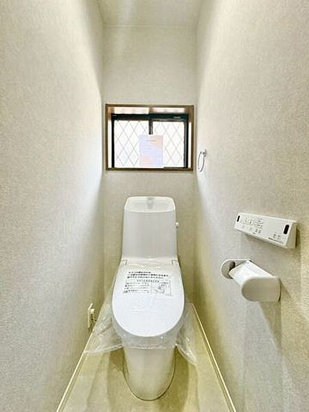 明るくて清潔感のあるトイレスペース。毎日何度も使う場所だからこそ、ホッと落ち着けるインテリアにこだわりました。白を基調とした爽やかな空間が、日々の暮らしの中にさりげない癒やしのひと時をもたらします