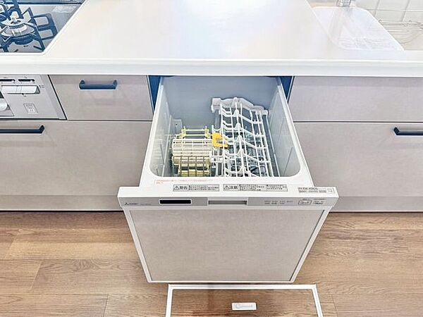 家族全員の使った食器はまとめて食洗機へ！家事の時短にはありがたい設備ですね。食後の面倒な後片付けを任せることで、夜の自由時間がグッと増え、ご家族でテレビを見たり団らんしたりする時間を楽しめます。
