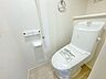 トイレ：明るくて清潔感のあるトイレスペース。毎日何度も使う場所だからこそ、ホッと落ち着けるインテリアにこだわりました。白を基調とした爽やかな空間が、日々の暮らしの中にさりげない癒やしのひと時をもたらします