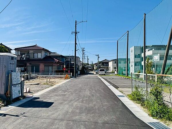 前面道路ゆったり♪ 車の出し入れもスムーズにできます。