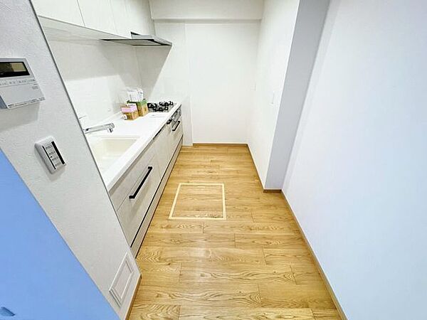 対面式キッチンは家事がしやすいだけでなく、家族とのコミュニケーションが増える人気の間取りです！テレビを見たり、お喋りを楽しみながら作業ができるので、毎日の家事タイムがもっと楽しく特別な時間に