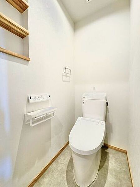 明るくて清潔感のあるトイレスペース。毎日何度も使う場所だからこそ、ホッと落ち着けるインテリアにこだわりました。白を基調とした爽やかな空間が、日々の暮らしの中にさりげない癒やしのひと時をもたらします
