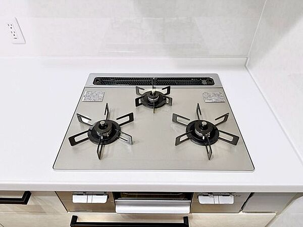 使いやすい3口コンロでお料理の時間がより楽しくなりそうです。汁物、炒め物、煮込み料理を同時に進められるため、夕食の準備もスピードアップ！忙しい毎日でも、手際よく美味しいお料理が完成します。