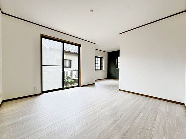大きな窓のあるリビングは、1日中陽光があふれる心地よい空間。お休みの日は日向ぼっこを楽しみながら、ご家族皆がゆったりと寛げます。笑顔と会話が自然に生まれる、とっておきの憩いの空間となりそうです。