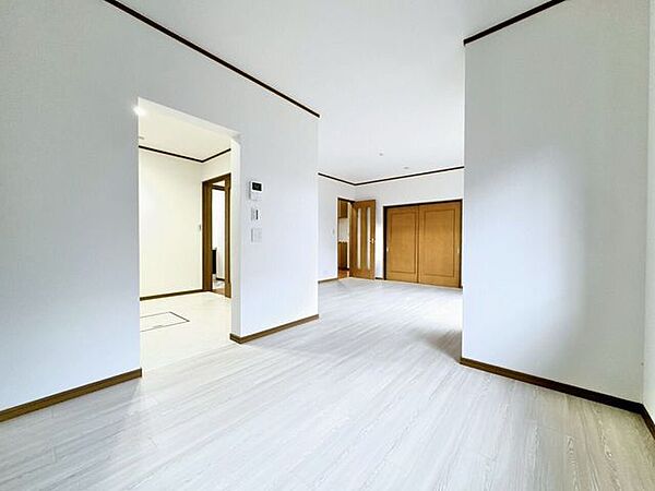 南向きのリビングは陽当たりも良く、室内の隅々まで明るい光が差し込みます。心地よい開放感に包まれながら、家族の笑顔が自然とあふれるかけがえのない団らんのひと時をゆったりとお過ごしいただけます。