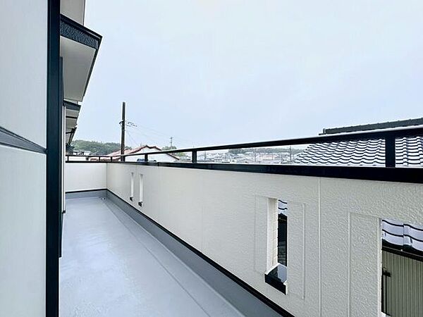 太陽の光がたっぷり降り注ぐ、開放的なバルコニー。遮るもののない日当たりと通風で、毎日のお洗濯物や大きなお布団もカラッと気持ちよく乾きます。清々しい青空を見上げながら家事も楽しくこなせそう♪
