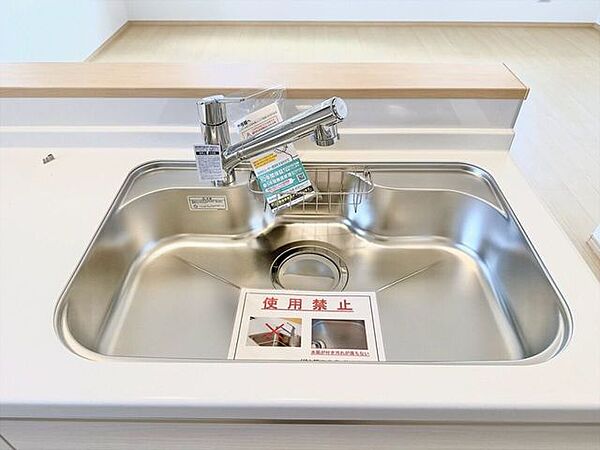 対面式キッチンは家事がしやすいだけでなく、家族とのコミュニケーションが増える人気の間取りです！テレビを見たり、お喋りを楽しみながら作業ができるので、毎日の家事タイムがもっと楽しく特別な時間に
