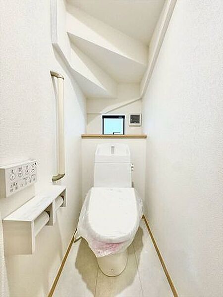 明るくて清潔感のあるトイレスペース。毎日何度も使う場所だからこそ、ホッと落ち着けるインテリアにこだわりました。白を基調とした爽やかな空間が、日々の暮らしの中にさりげない癒やしのひと時をもたらします