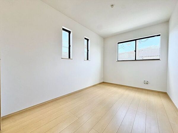 2面採光で明るい室内は、光だけでなく心地よい風が通り抜けるのも大きな魅力です。換気がしやすく、1年中いつでも快適でクリーンな空気環境をキープ。心からゆったりとリラックスして過ごせます。