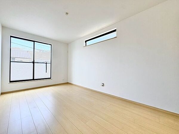 大きな窓があり、たっぷりの自然光が差し込む明るい洋室です。心地よい開放感に包まれた空間は、毎日の疲れを癒やす。朝は爽やかな光ですっきりと目覚める、健康的な暮らしが叶いそうです