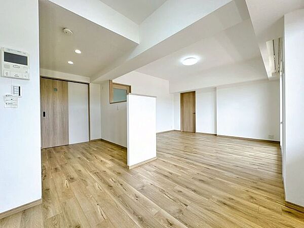 南向きのリビングは陽当たりも良く、室内の隅々まで明るい光が差し込みます。心地よい開放感に包まれながら、家族の笑顔が自然とあふれるかけがえのない団らんのひと時をゆったりとお過ごしいただけます。