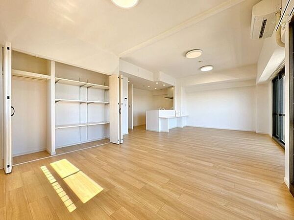 南向きで明るく開放的な空間です。たっぷりと差し込む自然光がお部屋全体を暖かく包み込み、居心地の良さ◎家族みんなが自然と集まり、笑顔あふれる憩いのひと時をゆったりとお過ごしいただけます。