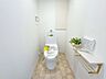 トイレ：明るくて清潔感のあるトイレスペース。毎日何度も使う場所だからこそ、ホッと落ち着けるインテリアにこだわりました。白を基調とした爽やかな空間が、日々の暮らしの中にさりげない癒やしのひと時をもたらします