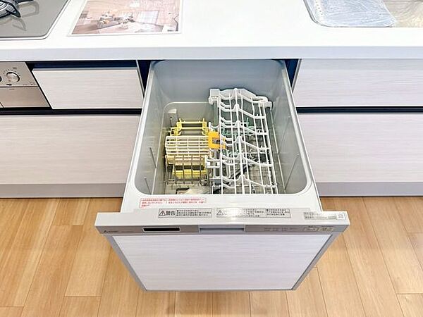 家族全員の使った食器はまとめて食洗機へ！家事の時短にはありがたい設備ですね。食後の面倒な後片付けを任せることで、夜の自由時間がグッと増え、ご家族でテレビを見たり団らんしたりする時間を楽しめます。