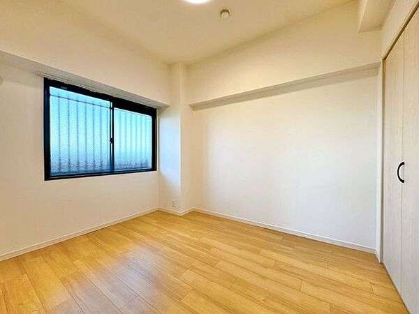 大きな窓があり、たっぷりの自然光が差し込む明るい洋室です。心地よい開放感に包まれた空間は、毎日の疲れを癒やす。朝は爽やかな光ですっきりと目覚める、健康的な暮らしが叶いそうです